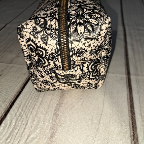 Vince Camuto Cosmetic Makeup Toiletry Travel Bag Pouch Lace Look - Picture 3 of 9